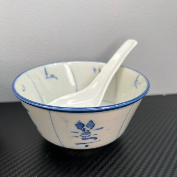 Vintage Chinese Porcelain Rice Bowls Set Of 2 White & Blue Ming Style w/ spoons - Picture 2 of 8